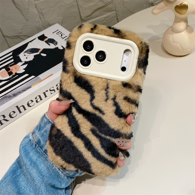 豪華なゼブラ柄ふわふわプラッシュスマホケース iPhone  - Phone Cases Iphone 16 Pro のレビューと価格