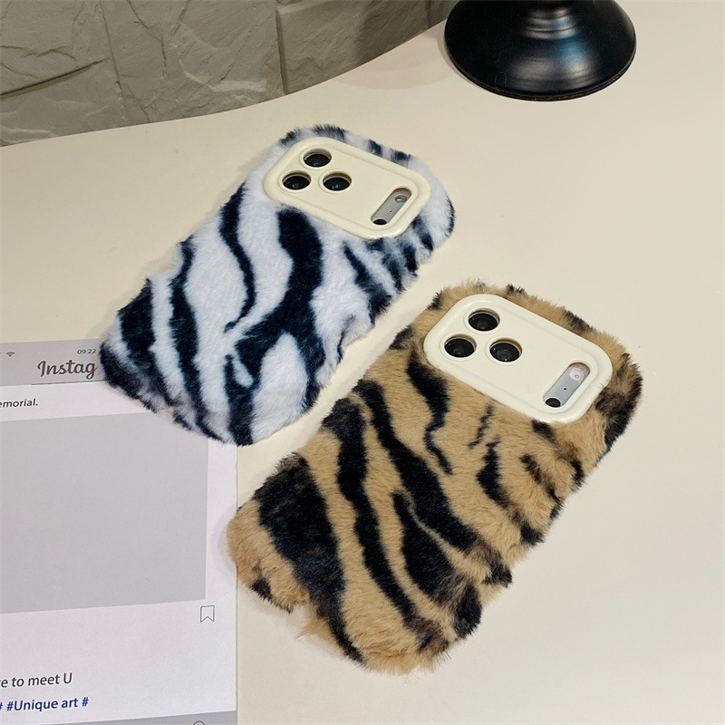 豪華なゼブラ柄ふわふわプラッシュスマホケース iPhone  - Phone Cases Iphone 16 Pro のレビューと価格